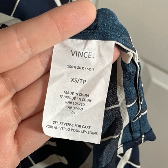 VINCE Navy Blue Lattice Print V-Neck Sleeveless 100% Silk Blouse - XS - Picture 9 of 9